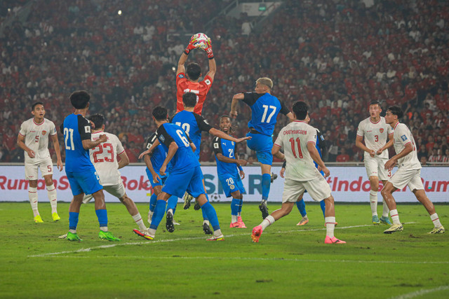 Pemain Timnas Indonesia mencoba menyerang Timnas Filipina pada pertandingan lanjutan Grup F ronde kedua Kualifikasi Piala Dunia 2026 Zona Asia di Stadion Utama Gelora Bung Karno, Jakarta, Selasa (11/6/2024). Foto: Aditia Noviansyah/kumparan