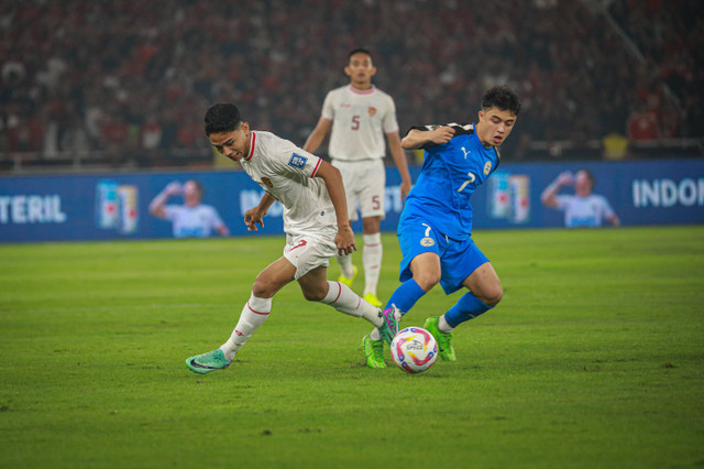 Pemain Timnas Indonesia Marselino Ferdinan berebut bola dengan pemain Timnas Filipina Dylan Demuynck pada pertandingan lanjutan Grup F ronde kedua Kualifikasi Piala Dunia 2026 Zona Asia di Stadion Utama Gelora Bung Karno, Jakarta, Selasa (11/6/2024). Foto: Aditia Noviansyah/kumparan