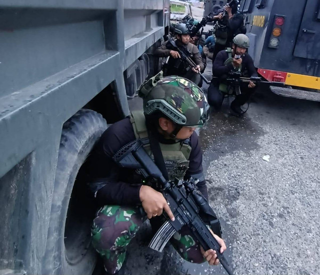 Saat evakuasi korban dilakukan, Distrik Paniai Timur, Selasa (11/06/2024).  Foto: Dok. Istimewa