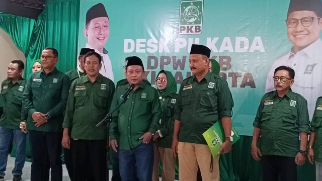 Ketua DPW PKB DKI Jakarta, Hasbiallah Ilyas mengumumkan Anies Baswedan diusung menjadi Cagub DKI Jakarta oleh DPW PKB DKI Jakarta, Jakarta Timur, Rabu (12/6/2024).  Foto: Fadlan Nuril Fahmi/kumparan