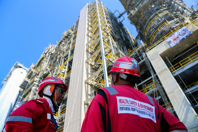 Pekerja HSSE Pertamina menjaga proses pembangunan Refinery Development Masterplan (RDMP) Kilang Pertamina, RDMP menjadi salah satu program dengan serapan TKDN. FOto: Dok. Pertamina