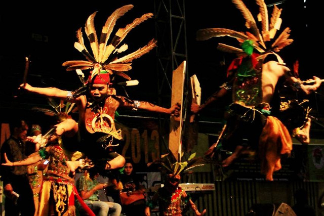 Foto : Tari Mandau Suku Dayak