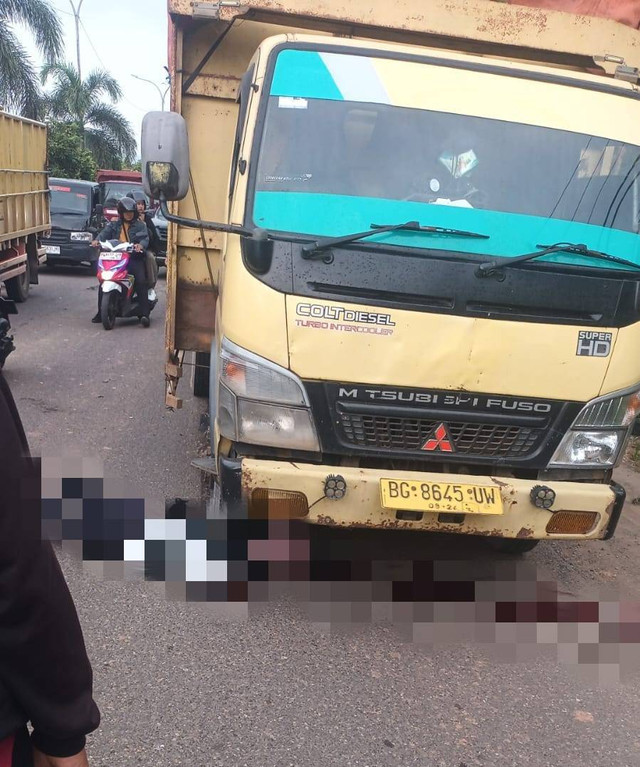 Suasana korban yang tewas setelah menghindari jalan berlobang dan dilindas truk, Foto : Ist