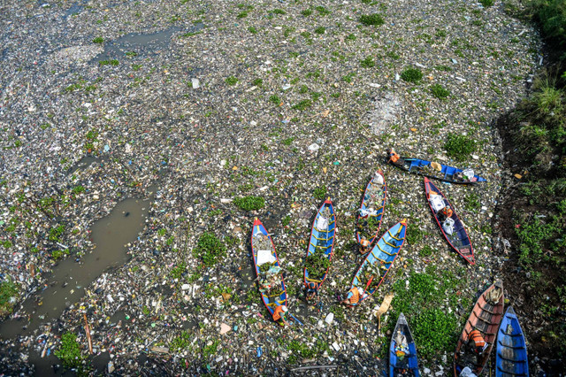 Betapa parah sampah di Sungai Citarum di Batujajar, Kabupaten Bandung Barat, Jawa Barat, Rabu (12/6/2024). Foto: Raisan Al Farisi/ANTARA FOTO