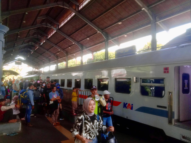 Suasana di stasiun Surabaya Gubeng. Foto: Masruroh/Basra