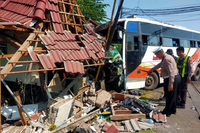 Bus Jawa Indah Transindo menabrak pemotor lalu menerjang pos Jalur Perlintasan Langsung (JPL) di Jalan Mangkrengan, Grati, Pasuruan. Foto: Dok. Polres Pasuruan Kota