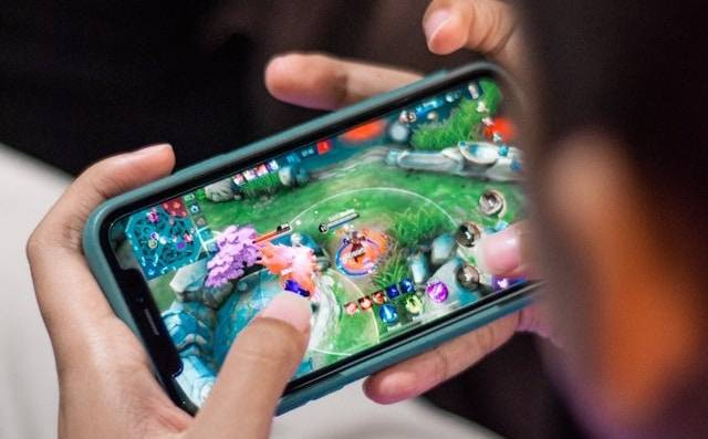 Ilustrasi hero Terizla Mobile Legends: skill, build, dan tips menggunakannya. Foto: Unsplash/Pandhuya Niking