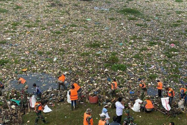 Petugas saat membersihkan tumpukan sampah yang ada di Sungai Citarum.  Foto: Dok. Istimewa