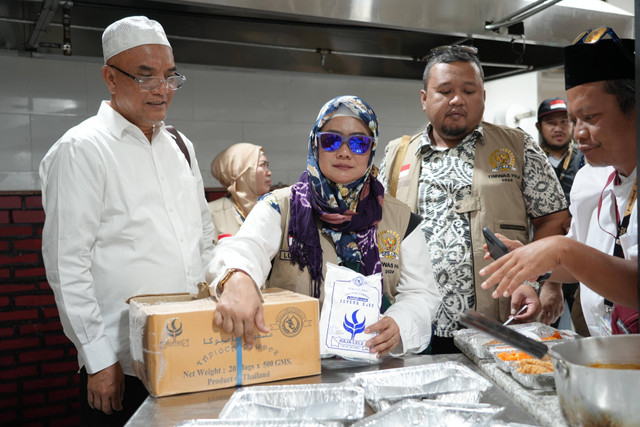 Anggota Timwas Haji DPR RI, Luluk Nur Hamidah saat memeriksa bahan baku katering untuk jemaah haji Indonesia di Katering Al Ahmadi, Makkah, Arab Saudi, Selasa, (11/06/2024). Foto: Dok. Istimewa