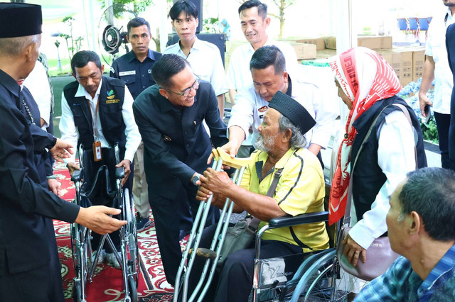 Pj Wali Kota Palembang, Ratu Dewa, saat membagikan bantuan alat kesehatan kepada penyandang disabilitas. (ist)