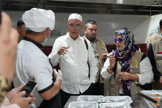 Anggota Timwas Haji DPR, Marwan Dasopang memeriksa katering untuk jemaah haji Indonesia di Katering Al Ahmadi, Makkah, Arab Saudi, Selasa, (11/06/2024). Foto: Dok. Istimewa