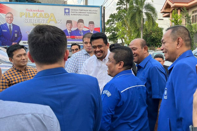 Wali Kota Medan Bobby Nasution di kantor DPW PAN Sumut. Foto: Tri Vosa/kumparan