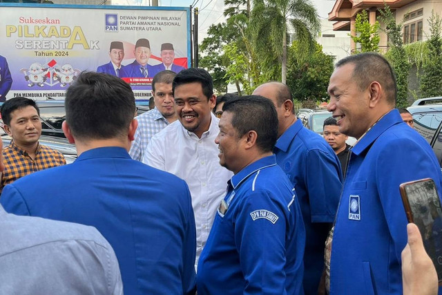 Wali Kota Medan Bobby Nasution di kantor DPW PAN Sumut. Foto: Tri Vosa/kumparan