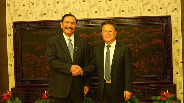 Menko Marves Luhut Binsar Pandjaitan bertemu dengan Kepala National Development and Reform Comission (NDRC) Zheng Shanjie di Beijing, China, Rabu (12/6/2024). Foto: Kemenko Marves