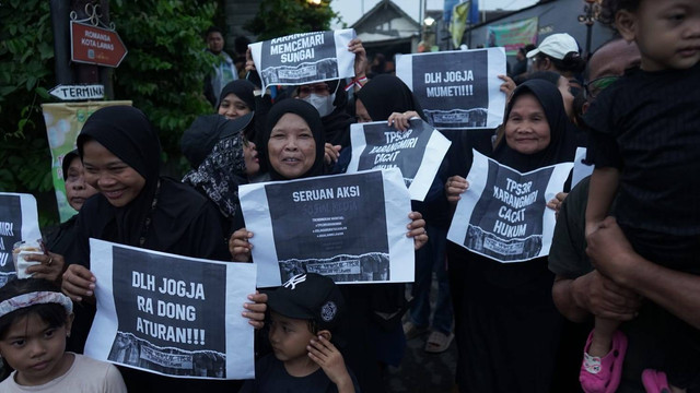 Warga Jagalan dan Mrican berdemo menolak keberadaan TPST Karangmiri, Rabu (12/6). Foto: Iqbal/Pandangan Jogja