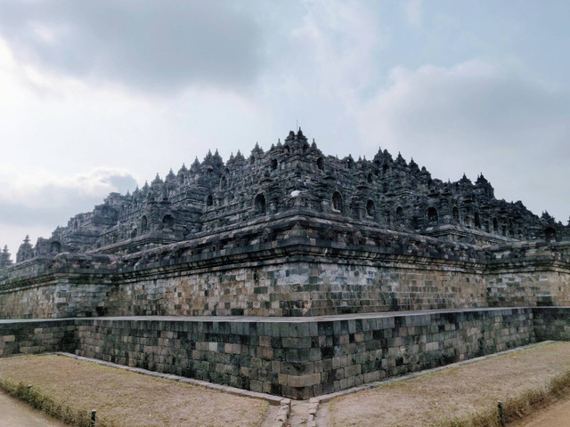 Ilustrasi Candi Borobudur dan Candi Prambanan merupakan Peninggalan Masa Hindu-Buddha Berlokasi di. Sumber: Unsplash.com/Yassine el Quazzani