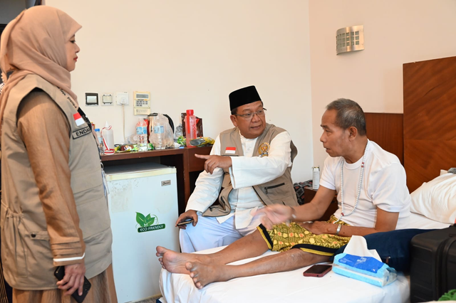 Wakil Ketua Komisi VIII DPR RI Abdul Wachid mengunjungi jemaah lansia di pemondokan jemaah haji Indonesia Makkah, Arab Saudi (11/06/2024). Foto: Dok. Istimewa