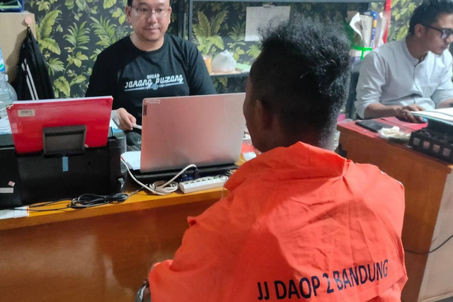 Polisi menangkap oknum pegawai PT KAI Daops 2 Bandung saat kedapatan mengedarkan narkoba jenis sabu di kawasan Jalan Rumah Sakit Pasanggrahan, Desa Ciranjang, Kecamatan Ciranjang, Kabupaten Cianjur. Foto: Polres Cianjur