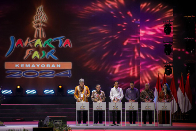 Presiden Joko Widodo bersama Pj Gubernur DKI Jakarta Heru Budi meresmikan pembukaan Pekan Raya Jakarta 2024 di JIEXPO Kemayoran, Jakarta, Rabu (12/4/2024). Foto: Jamal Ramadhan/kumparan