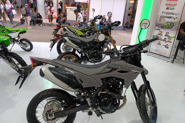 Kawasaki KLX 230 yang di pamerkan Pekan Raya Jakarta (PRJ) atau Jakarta Fair 2024 di JIExpo Kemayoran. Foto: Fitra Andrianto/kumparan