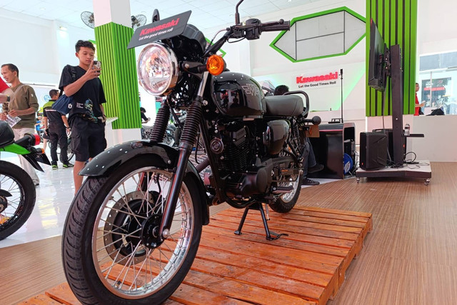 Kawasaki W175L injeksi yang di pamerkan Pekan Raya Jakarta (PRJ) atau Jakarta Fair 2024 di JIExpo Kemayoran. Foto: Fitra Andrianto/kumparan