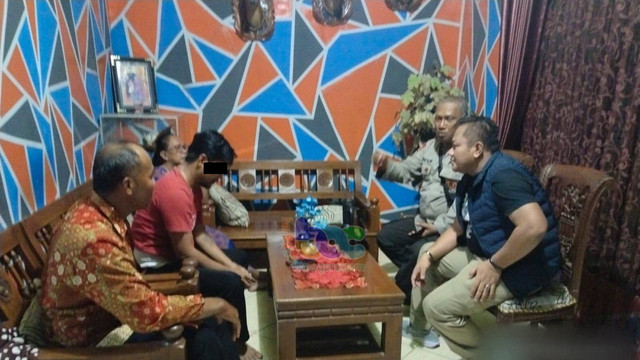 DSS (kaus merah) pelaku pembacokan saat dimintai keterangan oleh petugas di rumahnya. Rabu (12/06/2024) (Aset: Istimewa)