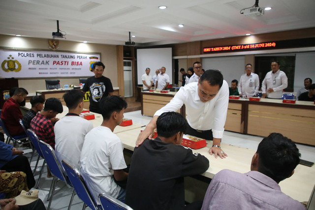 Wali Kota Surabaya saat menemui 11 ABH yang terlibat kericuhan di jembatan Suramadu. Foto: Diskominfo Surabaya