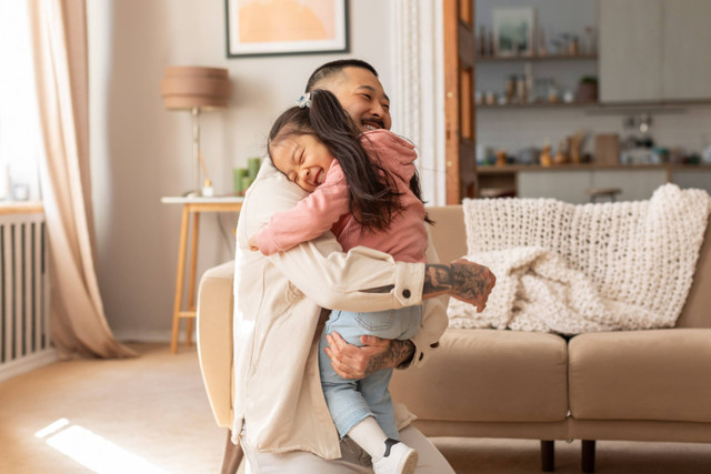 Ilustrasi ayah memeluk anak. Foto: Prostock-studio/Shutterstock