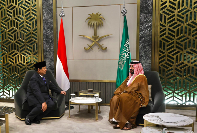 Menhan dan presiden terpilih Prabowo diterima Pangeran MBS di Jeddah, Rabu (12/6/2024). Foto: X/@Kemhan_RI