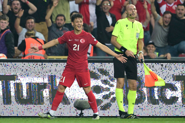 Gelandang Turki Arda Guler (kiri) merayakan gol kedua timnya pada pertandingan sepak bola grup D kualifikasi Euro 2024 UEFA antara Turki dan Wales di stadion Samsun Yeni 19 mayis (19/6/2023). Foto: Ozan Kose/AFP