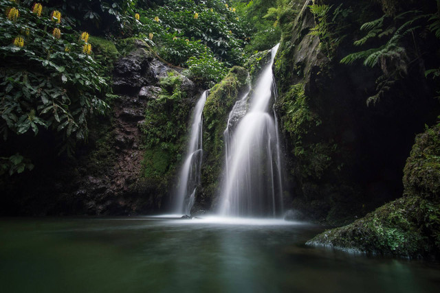 Curug Naga. Foto hanya ilustrasi, bukan tempat yang sebenarnya. Sumber: unsplash.com/Daniel Wallace.