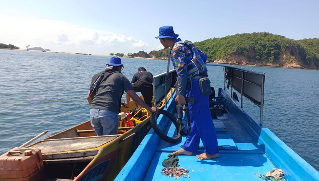 Tim patroli gabungan saat menggerebek nelayan pakai bom ikan di Bombana.