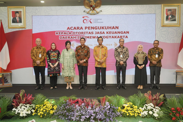 Foto bersama pelantikan Kepala OJK DIY, Senin (10/6). Foto: Dok Pemda DIY