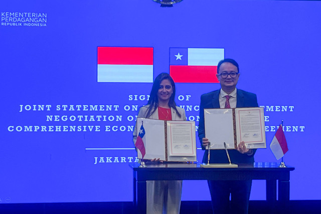 Penandatangan Joint Statement on the Launch of Investment Negotiation of the IC-CEPA oleh Wakil Menteri Perdagangan Jerry Sambuaga dengan Wakil Menteri hubungan Ekonomi Internasional Chile, Claudia Sanhueza di Kantor Kemendag, Jakarta (13/6/2024).  Foto: Widya Islamiati/kumparan