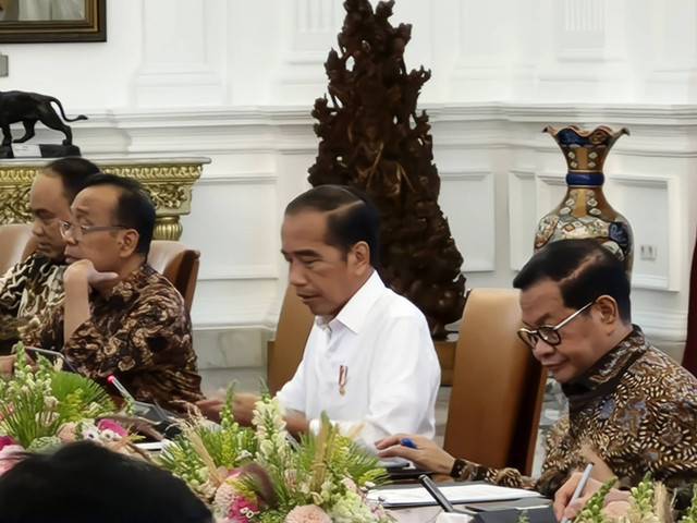 Presiden Jokowi menggelar rapat terbatas terkait penyelenggaraan PON di Aceh dan Sumatera Utara. Foto: Nadia Riso/kumparan