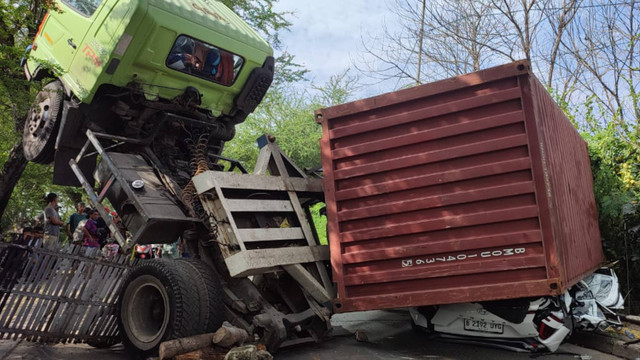 Truk timpa mobil di Jalan Kapuk Kamal Raya, Jakarta Utara, pada Kamis (13/6/2024). Foto: Rachmadi Rasyad/kumparan