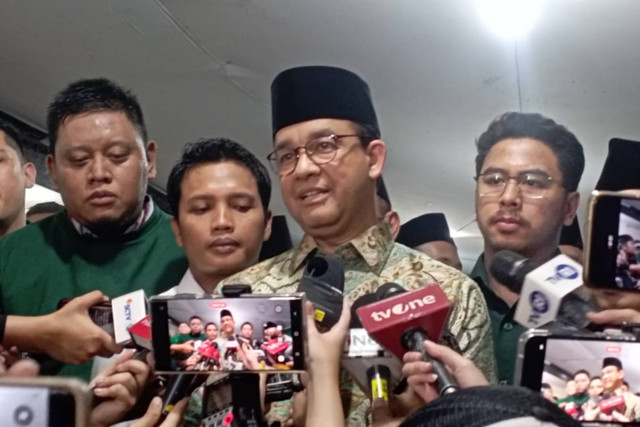 Anies Baswedan saat diwawancarai wartawan di kantor DPW PKB DKI Jakarta, Pulo Gadung, Jakarta Timur, Kamis (13/6/2024). Foto: Fadlan Nuril Fahmi/kumparan