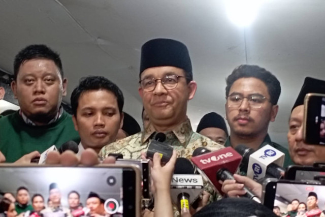 Anies Baswedan saat diwawancarai wartawan di kantor DPW PKB DKI Jakarta, Pulo Gadung, Jakarta Timur, Kamis (13/6/2024). Foto: Fadlan Nuril Fahmi/kumparan