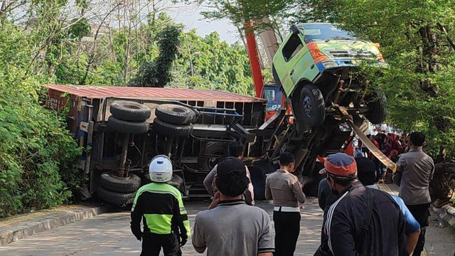 Proses evakuasi truk yang timpa mobil di Jalan Kapuk Kamal Raya, Penjaringan, Jakarta Utara, Kamis (13/6/2024). Foto: Rachmadi Rasyad/kumparan