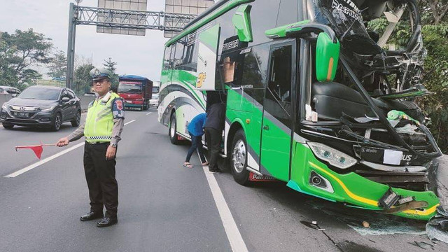 Bus rombongan studi banding pelajar asal Purworejo menabrak truk di Tol Semarang. Foto: Dok. Istimewa