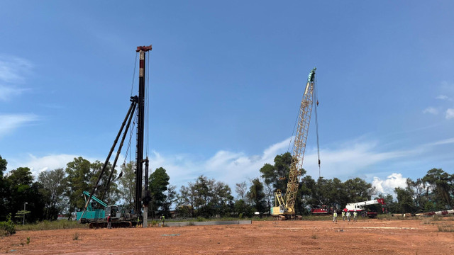 Pemasangan tiang pancang (piling) Hyperscale Data Center (HDC) NeutraDC Nxera Batam, di Kawasan Industri Terpadu Kabil, Kota Batam, Kamis (13/6/2024). Foto: Fariza Rizky Ananda/kumparan