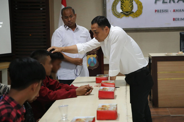 Wali Kota Surabaya Eri Cahyadi saat berbincang dengan suporter yang terlibat kericuhan di Jembatan Suramadu beberapa waktu lalu. Foto: Diskominfo Surabaya