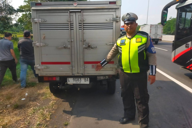 Polisi menunjukkan mobil boks yang terlibat kecelakaan dengan petugas patroli dan pengawalan (patwal) motor Polrestabes Surabaya di KM 747.800 Tol Surabaya-Gempol, Sidoarjo, Kamis (13/6/2024). Foto: PJR Polda Jatim