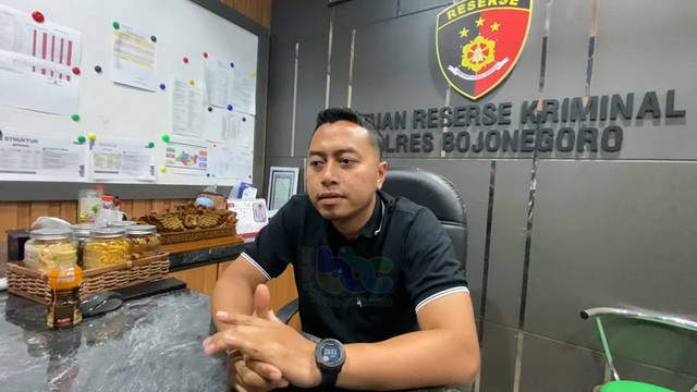 Kasat Reskrim Polres Bojonegoro, AKP Fahmi Amarullah, saat beri keterangan di Bojonegoro. (Aset: Imam Nurcahyo/BeritaBojonegoro)