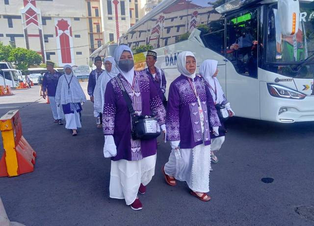 Para jemaah haji saat di Asrama Haji Embarkasi Surabaya beberapa waktu lalu. Foto: Masruroh/Basra