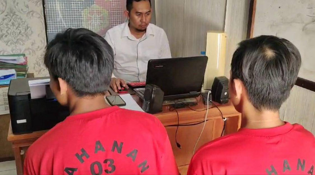 Dua tersangka pelaku pencurian 8 laptop di laboratprium SMPN 3 Sungai Ambawang. Foto: Dok. Polsek Ambawang