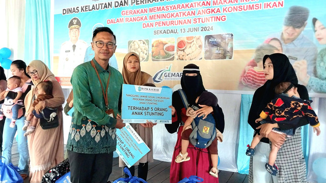 Wakil Pemimpin Bank Kalbar Cabang Sekadau Khalifudiansyah menyerahkan bantuan untuk anak stunting secara simbolis, Kamis, 13 Juni 2024. Foto: Dina Mariana/Hi!Pontianak