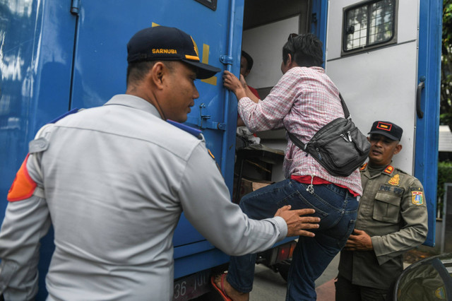 Razia juru parkir liar di kawasan Joglo, Jakarta, Kamis (13/6/2024). Foto: Hafidz Mubarak A/ANTARA FOTO