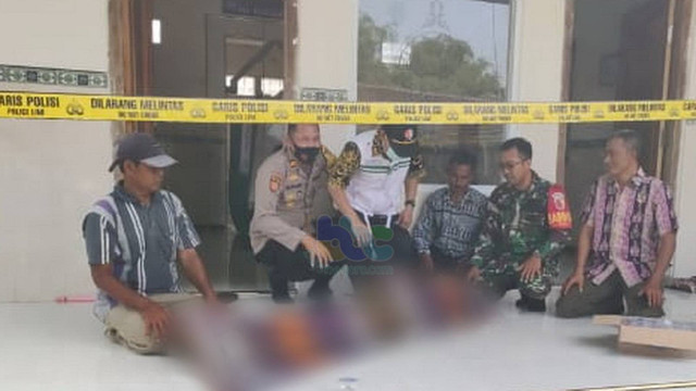 Petugas saat identifikasi mayat Mat Kolik (57) warga Desa Betet, Kecamatan Kepohbaru, Kabupaten Bojonegoro. Kamis (13/06/2024) (Aset: Istimewa)