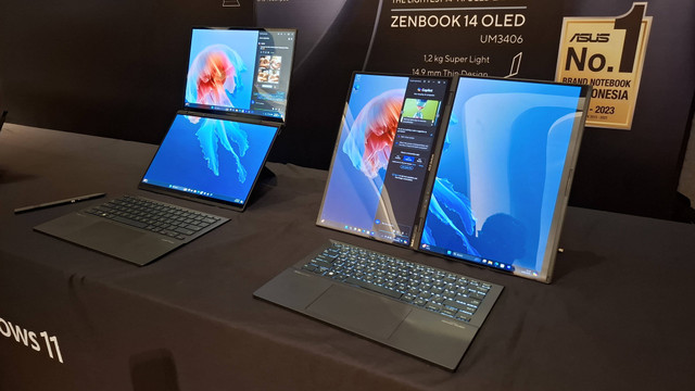 Asus Zenbook Duo (UX8406) kini punya varian prosesor Intel Core Ultra 9 185H, dengan memori RAM LPDDR5X 32 GB dan penyimpanan media PCIe Gen4 SSD 2 TB. Foto: Muhammad Fikrie/kumparan